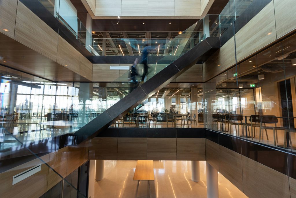 Professionelle Treppenhaus­reinigung von KEYCLEAN